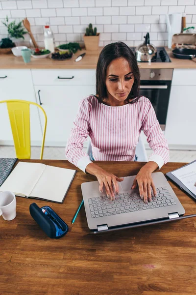 Kvinnliga freelancer arbete på bärbar dator hemma. Ovanifrån — Stockfoto