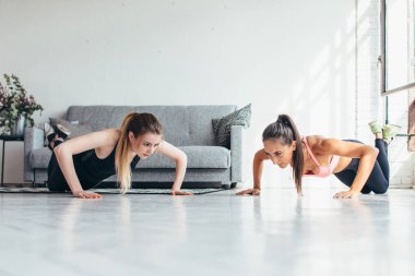 Evde çalışma dışarı şınav egzersiz yaparak ısınma iki fitness kadınlar