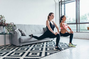 Bir bacak adım akciğer egzersiz egzersiz fitness kadınlar açık yaptığını ileri