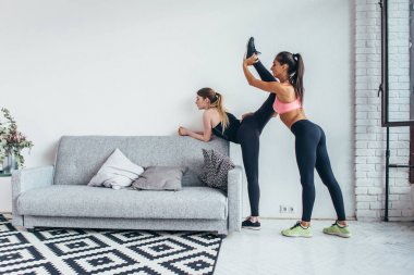 Kızlar bacaklar egzersiz hazırlama uygun. Bacak germe egzersiz fitness kadının ısınma yapması, evde duran hamstring kasları germek.