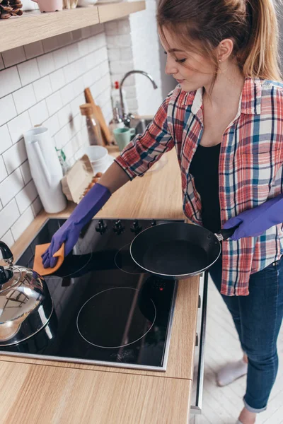 Genç kadın mutfakta tezgah Temizleme — Stok fotoğraf