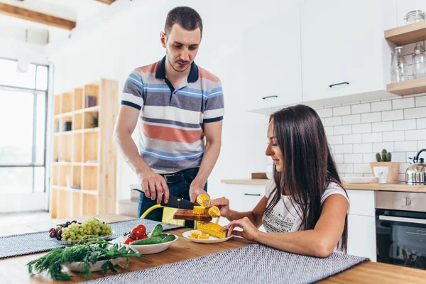 Amigos desayunando juntos en la cocina en casa . —  Fotos de Stock