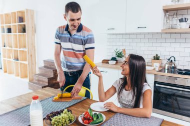 Arkadaşlar kahvaltı mutfak sabah.