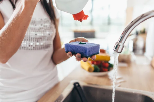 Žena, uvedení čistící houba. Ruční mytí nádobí — Stock fotografie