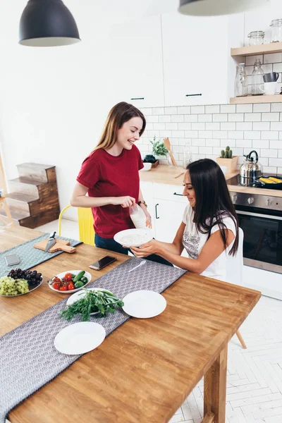 Frau isst mit ihrem Freund in Küche, — Stockfoto