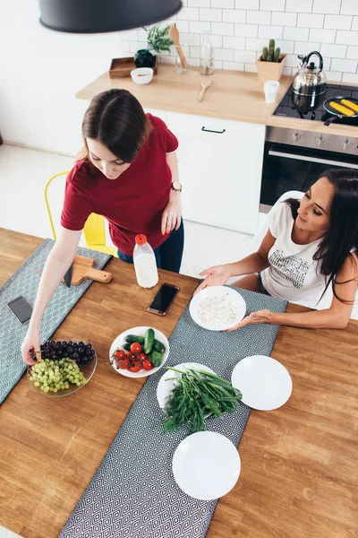 Two young women having breakfast at home. Top view — Stock Photo, Image