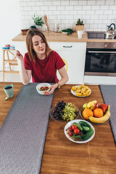 Donna a casa mangiare frutta e verdura vista dall'alto . — Foto Stock