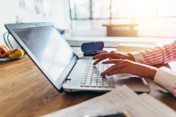 Affärskvinna maskinskrivning på laptop på arbetsplatsen kvinna arbeta i hemmakontor händer tangentbord — Stockfoto