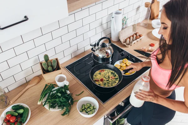 Γυναίκα καταλληλότητας Ετοιμάστε πρωινό. Υγιεινό σπιτικό πλιγούρι με λαχανικά. — Φωτογραφία Αρχείου