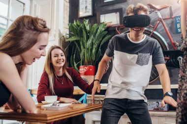 Komik Oyunlar evde oynarken sanal gerçeklik kask test ederek boş zamanlarınızı geçen gençler