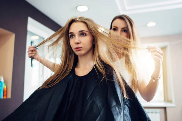 Hairdresser and customer discussing, deciding, choosing how to cut the hair in hairdressing salon — Stock Photo, Image
