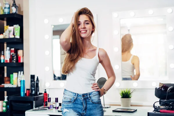 Retrato de cabeleireiro alegre vestindo roupas casuais em pé no salão de cabeleireiro — Fotografia de Stock