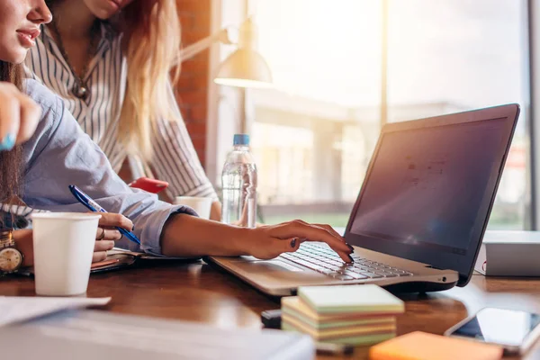 Las manos femeninas escribiendo en el teclado del ordenador portátil. Concepto de trabajo . — Foto de Stock