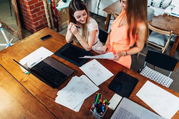 Two colleagues sharing creative ideas discussing new designs in modern studio — Stock Photo, Image