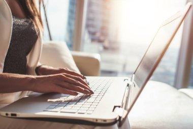 Kadın çalışma ofisinde oturan laptop closeup