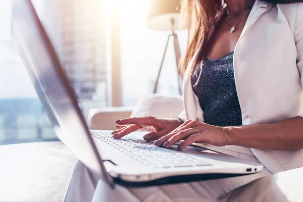 Immagine ravvicinata di mani femminili che digitano su tastiera di computer portatile in ufficio moderno — Foto Stock