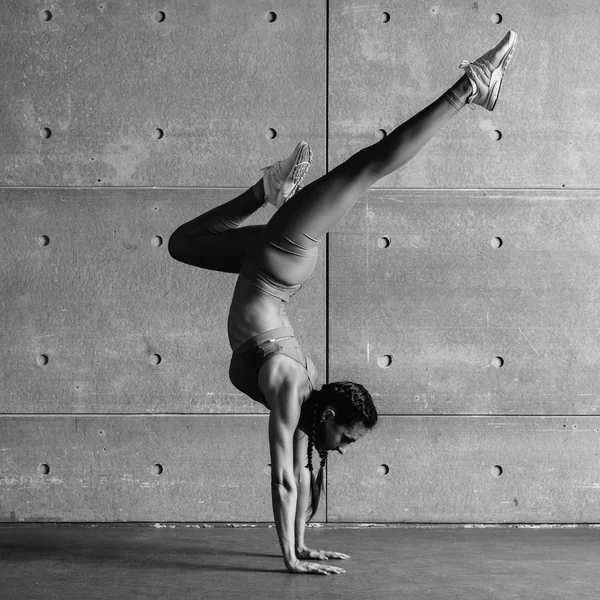 Молодая женщина делает упражнения на руках в студии . — стоковое фото