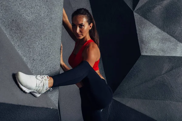 Fitness kvinna stående, poserar, visar hennes muskulösa kropp. — Stockfoto