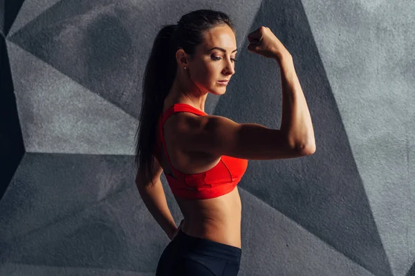Ajuste de las mujeres posando y mostrando bíceps Deporte fitness —  Fotos de Stock