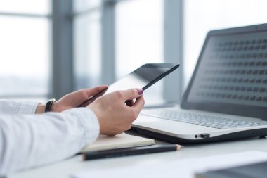 Dijital tablet kullanma office iş kadınları.