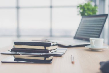 Ofis işyeri dizüstü bilgisayar ile ve ahşap masa.