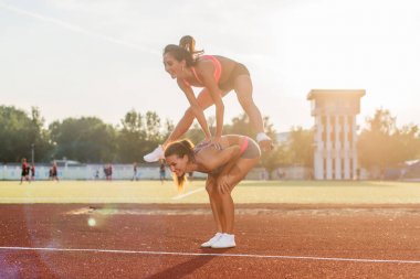 Sıçrama kurbağa oynarken stadyum kadınlara uygun.