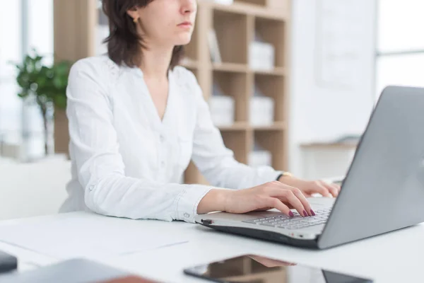 Arbetar med laptop kvinna skriva en blogg. Kvinnliga händerna på tangentbordet. — Stockfoto