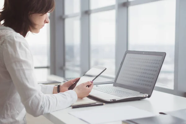 Unga kvinnor som använder digitala tablett på kontoret. — Stockfoto