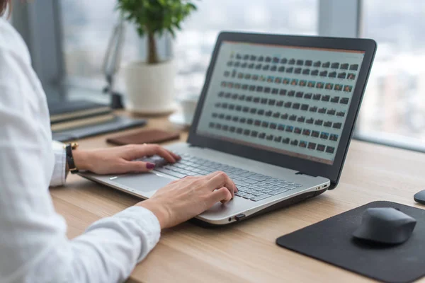 Arbetar med laptop kvinna skriva en blogg. Kvinnliga händerna på tangentbordet. — Stockfoto