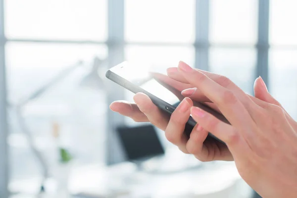 Close-up vista laterale immagine di mani femminili che tengono smartphone, utilizzando applicazioni e internet wi-fi, la lettura di messaggi . — Foto Stock