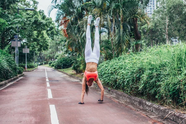 Pandangan depan wanita muda yang ramping dan fit berlatih yoga melakukan hal yang benar — Stok Foto