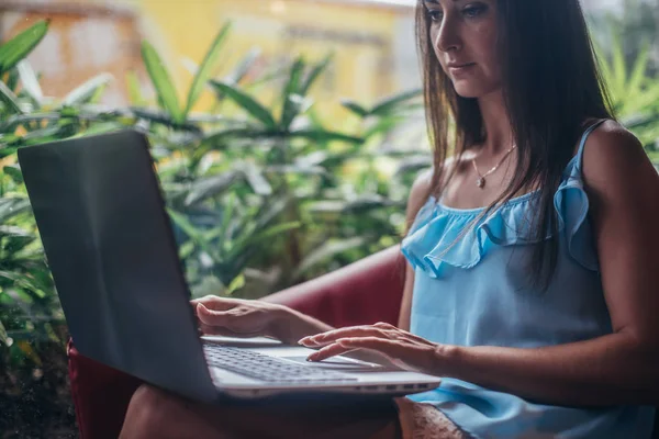 Retrato de jovem freelancer do sexo feminino trabalhando no laptop sentado no café — Fotografia de Stock