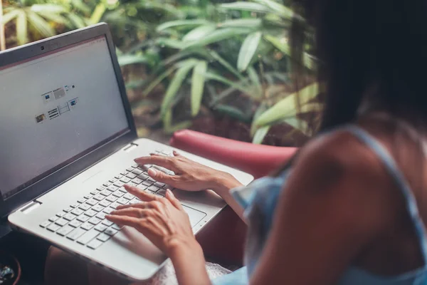 Jovem mulher trabalhando com laptop sentado no café — Fotografia de Stock