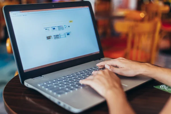 Primer plano de las manos femeninas escribiendo en el teclado del ordenador portátil —  Fotos de Stock