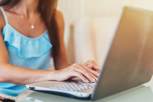 Primer plano de las manos femeninas escribiendo en el teclado del ordenador portátil —  Fotos de Stock