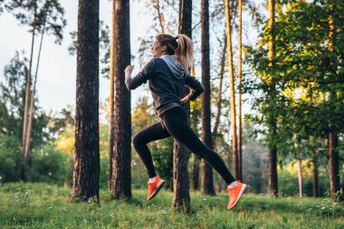Açık havada arka viraj atlama yapıyor pratik oldukça Erkek jimnastikçi