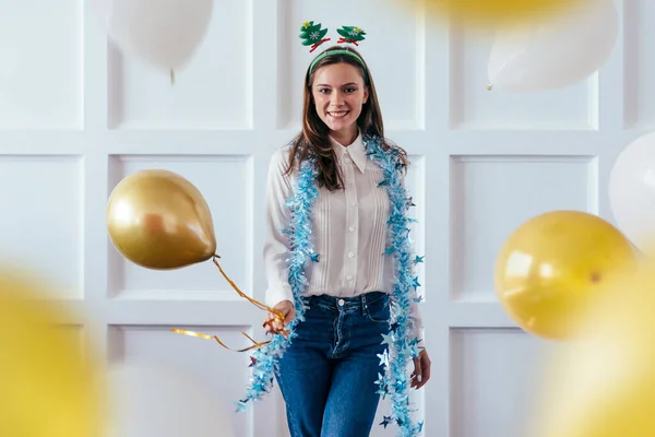 Portret van jonge vrouw met ballon vieren Kerstmis of Nieuwjaar — Stockfoto