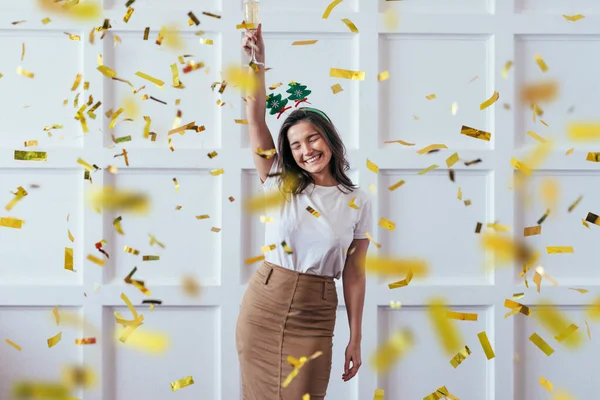 Portrait de jeune femme avec verre célébrer Noël ou Nouvel An — Photo