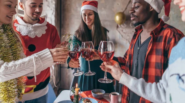 Grupo de pessoas celebrando o Natal ou véspera de Ano Novo — Fotografia de Stock