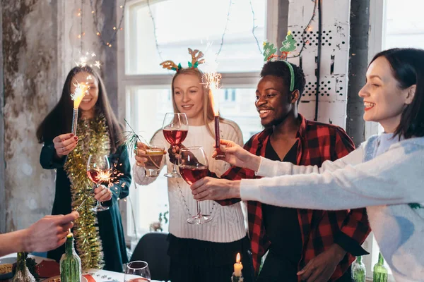 Grupo de personas que celebran la Navidad o Año Nuevo — Foto de Stock