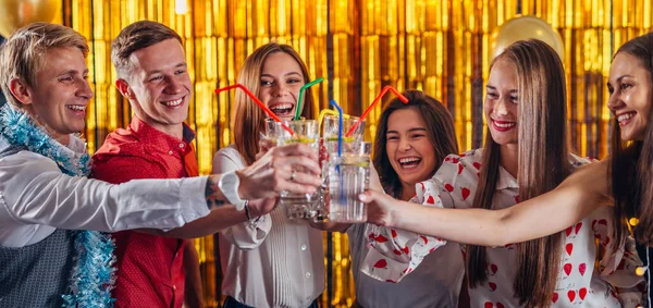 Amigos a dar uma festa. Pessoas sorridentes em um feriado brindar bebidas — Fotografia de Stock