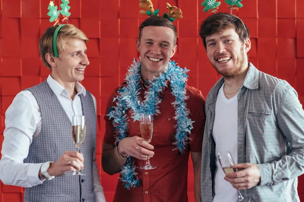 三人の若者がクリスマスや新年を祝う — ストック写真