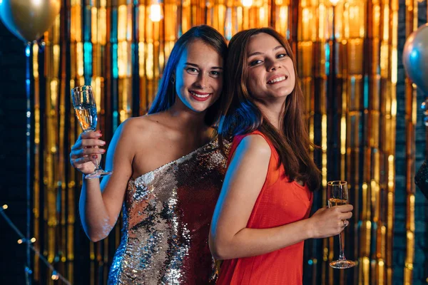 Dwie dziewczyny toasting świętowanie Nowego Roku lub Bożego Narodzenia — Zdjęcie stockowe