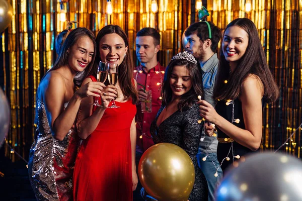 Група друзів, які святкують з феєрверками та окулярами, насолоджуються святковою вечіркою. — стокове фото