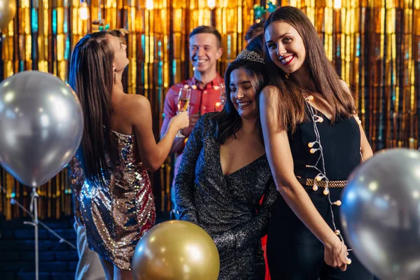 Grupo de amigos celebrando con fuegos artificiales y gafas disfrutando de la fiesta de Navidad —  Fotos de Stock