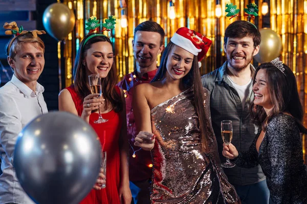 Grupo de amigos comemorando Ano Novo, festa de Natal. — Fotografia de Stock