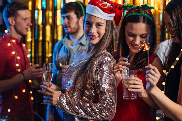 Nieuwjaar. Groep mensen viert kerstfeest. — Stockfoto