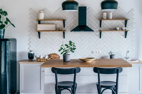 Moderno interior de luz nueva de cocina con muebles blancos y mesa de comedor. — Foto de Stock