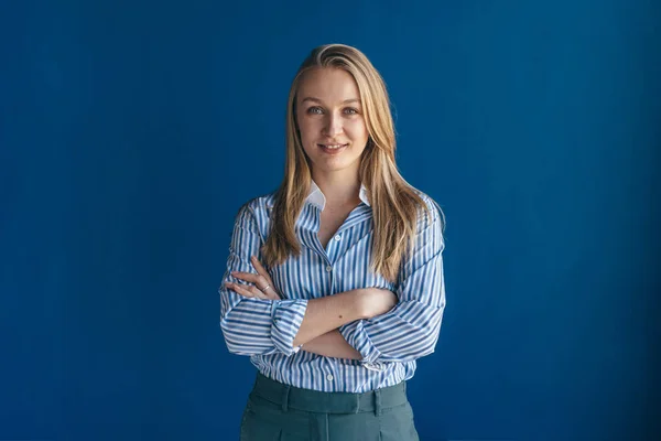 Mulher loira feliz sorri amplamente, vestida com roupas casuais — Fotografia de Stock