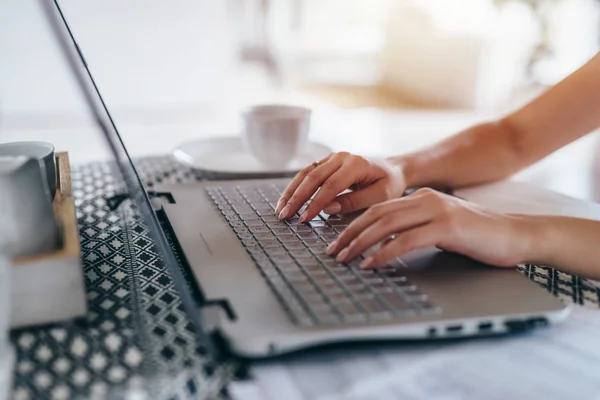 Mãos femininas no teclado Mulher trabalha em casa . — Fotografia de Stock